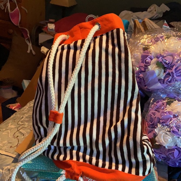 Flowers $25,purse50$,beach bag150$ - Picture 3 of 3